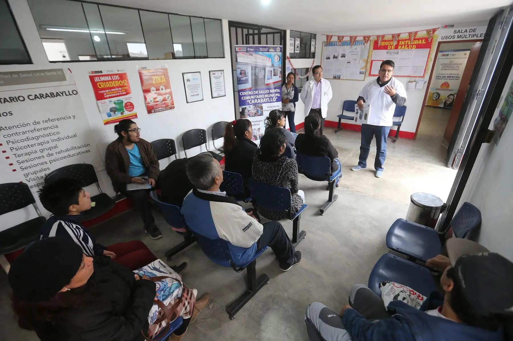 Psicólogo brinda una charla grupal sobre salud mental