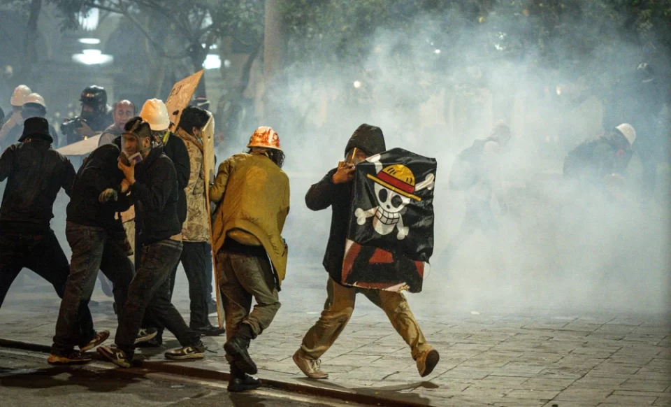 Marcha del 15 de octubre: un muerto y más de 100 heridos en protesta liderada por jóvenes