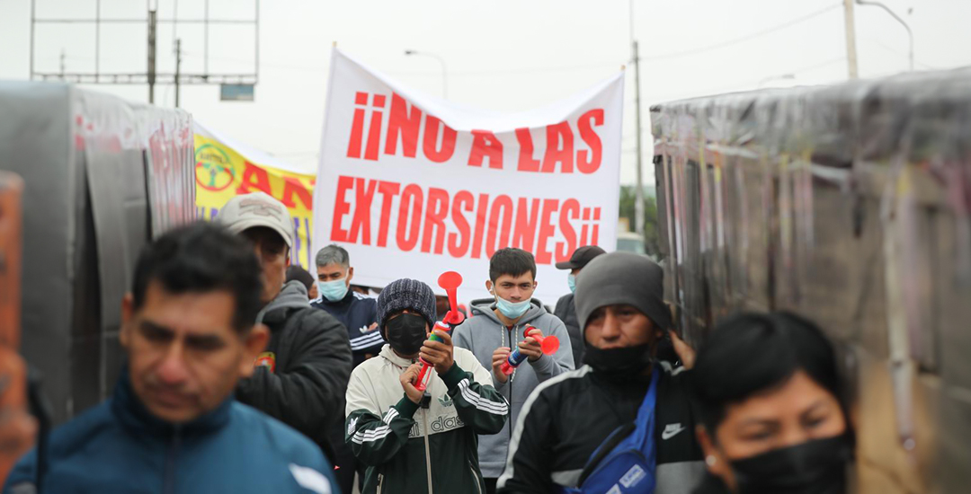 La Sombra del Crimen Organizado: La extorsión y la violencia desmedida reemplazaron al ‘Robo al Paso’ en el Perú
