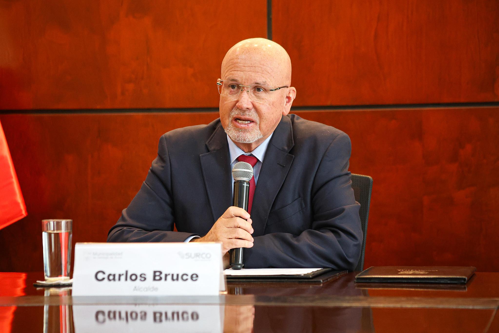 Carlos Bruce aparece disparando pistola eléctrica contra su asesor municipal